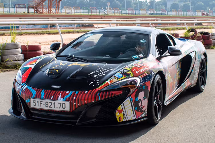 Không chỉ dừng lại ở đó, lớp sơn trắng của siêu xe McLaren 650S Spider nay còn được thay bằng bộ áo nghệ thuật bằng phương pháp dán đề can, được biết đây là dự án đặc biệt mang màu sắc riêng của chủ nhân được thực hiện bởi một xưởng độ có tiếng tại quận 2, TP HCM.