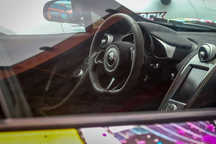 Hệ thống ống xả nguyên bản của xe đã được thay mới với bộ pô đến từ từ thương hiệu Innotech Performance Exhaust – một thương hiệu không còn quá xa lạ ở Việt Nam, được biết, hệ thống ống xả mới có giá hơn 300 triệu đồng.