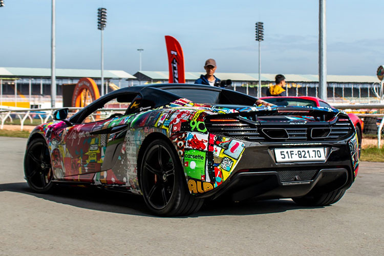 Những hoạ tiết dạng tranh sơn dầu trên McLaren 650S Spider được đưa lên bề mặt của chiếc xe một cách vừa vặn với tông màu đỏ làm chủ đạo với nét chấm phá đương đại với chủ đề “Good vibe – Tâm trạng tốt”.