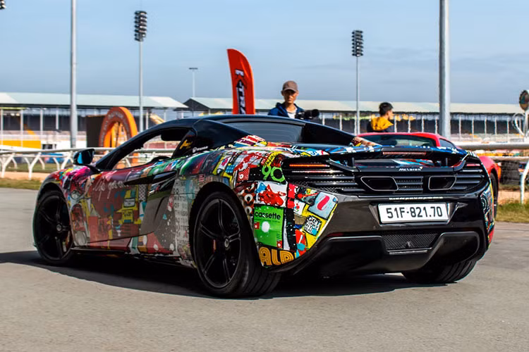 Những hoạ tiết dạng tranh sơn dầu trên McLaren 650S Spider được đưa lên bề mặt của chiếc xe một cách vừa vặn với tông màu đỏ làm chủ đạo với nét chấm phá đương đại với chủ đề “Good vibe – Tâm trạng tốt”.