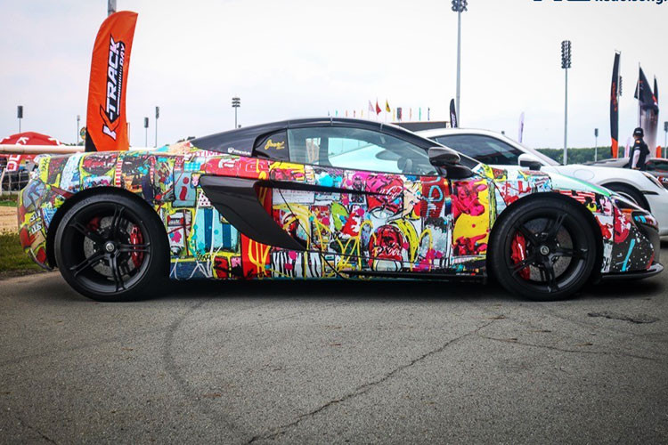 Số lượng siêu xe McLaren 650S tại Việt Nam được ghi nhận với 9 chiếc, bao gồm hai chiếc biến thể mui cứng (Coupe) và 7 chiếc biến thể mui trần (Spider), trong đó một chiếc đặc biệt hơn hẳn khi là bản cá nhân hóa do MSO (McLaren Special Operations) phát triển. 