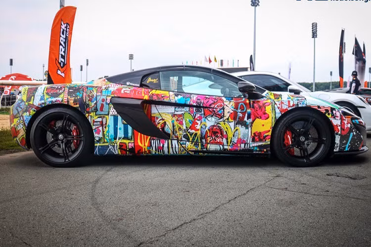 Số lượng siêu xe McLaren 650S tại Việt Nam được ghi nhận với 9 chiếc, bao gồm hai chiếc biến thể mui cứng (Coupe) và 7 chiếc biến thể mui trần (Spider), trong đó một chiếc đặc biệt hơn hẳn khi là bản cá nhân hóa do MSO (McLaren Special Operations) phát triển. 