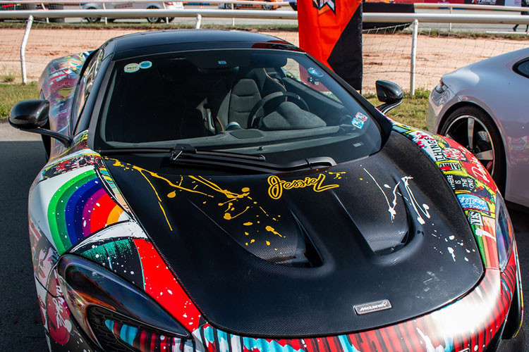 Mặc dù chi phí dán decal có phần đắt đỏ nhưng ưu điểm của cách làm này chính là bảo quản được màu sơn xe bên dưới nhằm tránh được những vết xước do môi trường tác động. Toàn bộ quá trình đổi màu ngoại thất cho chiếc McLaren 650S Spider mất khoảng 5 ngày, bao gồm nhiều công đoạn khác nhau.