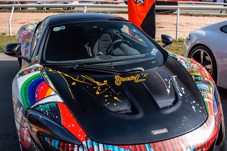 Mặc dù chi phí dán decal có phần đắt đỏ nhưng ưu điểm của cách làm này chính là bảo quản được màu sơn xe bên dưới nhằm tránh được những vết xước do môi trường tác động. Toàn bộ quá trình đổi màu ngoại thất cho chiếc McLaren 650S Spider mất khoảng 5 ngày, bao gồm nhiều công đoạn khác nhau.