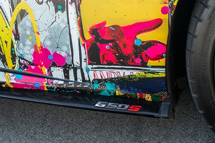 Bộ mâm 5 chấu đơn mỏng kích thước 19 inch được sơn đen, kết hợp với bộ phanh gốm carbon hiệu suất cao đi kèm cùm phanh màu đỏ nổi bật.