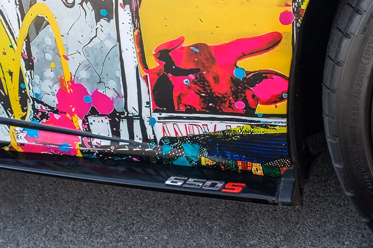 Bộ mâm 5 chấu đơn mỏng kích thước 19 inch được sơn đen, kết hợp với bộ phanh gốm carbon hiệu suất cao đi kèm cùm phanh màu đỏ nổi bật.