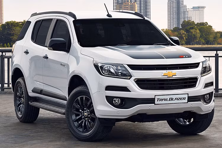 Tại Thái Lan, giá xe Chevrolet Traiblaze bắt đầu từ 1,244 triệu Baht (tương đương 799 triệu đồng) và đạt tới 1,479 triệu Baht cho bản cao nhất (950 triệu đồng). Hiện một số đại lý GM tại Việt Nam đã bắt đầu mở đơn đặt hàng cho xe ngay trong tháng 04/2018 này, mức giá bán cho xe vẫn chưa được công bố nhưng dự kiến khoảng 1 tỷ đồng. 