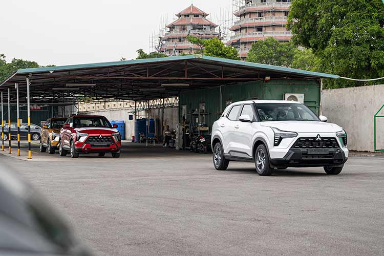 Mitsubishi XForce có thiết kế nội ngoại thất gần như giống hệt bản XFC Concept từng được hãng xe Nhật Bản giới thiệu tại Việt Nam vào cuối năm ngoái, chỉ loại bỏ một số chi tiết không phù hợp để sản xuất thương mại. Nhìn chung, mẫu SUV này có vẻ ngoài hiện đại và khỏe khoắn nhờ ngôn ngữ thiết kế Dynamic Shield đặc trưng của thương hiệu. 