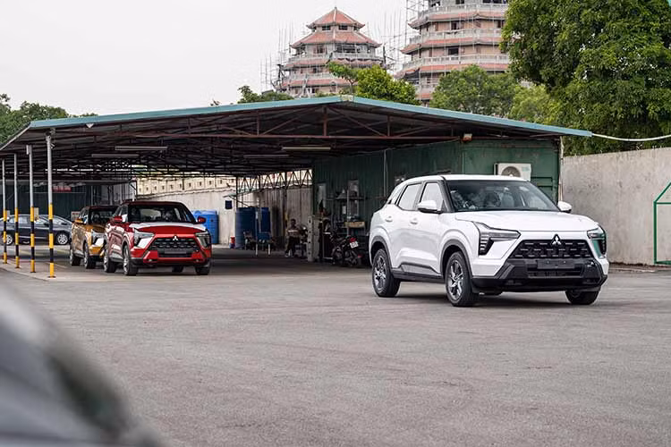 Mitsubishi XForce có thiết kế nội ngoại thất gần như giống hệt bản XFC Concept từng được hãng xe Nhật Bản giới thiệu tại Việt Nam vào cuối năm ngoái, chỉ loại bỏ một số chi tiết không phù hợp để sản xuất thương mại. Nhìn chung, mẫu SUV này có vẻ ngoài hiện đại và khỏe khoắn nhờ ngôn ngữ thiết kế Dynamic Shield đặc trưng của thương hiệu. 