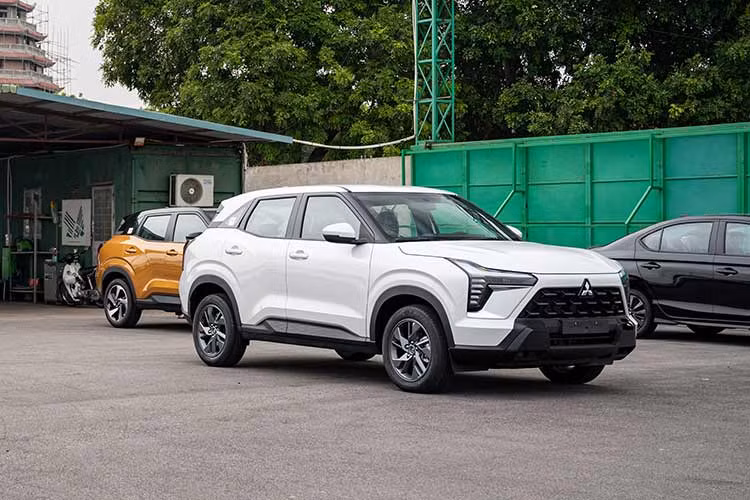 Tân binh XForce nhà Mitsubishi sở hữu kích thước dài x rộng x cao lần lượt là 4.390 x 1.810 x 1.660 mm, đi kèm chiều dài cơ sở 2.650 mm và khoảng sáng gầm 222 mm.