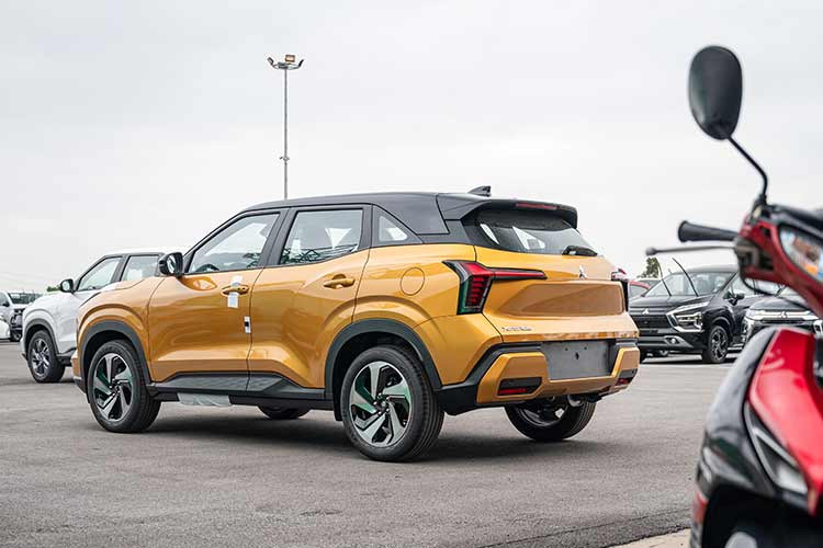 XForce bán ra tại Việt Nam dự kiến được phân phối 3 hoặc 4 phiên bản cùng mức giá dao động từ 650-750 triệu đồng. Khi có mặt trên thị trường, Mitsubishi XForce sẽ canh tranh với các mẫu xe cùng phân khúc gồm Kia Seltos, Hyundai Creta, Toyota Yaris Cross và Mazda CX-3.