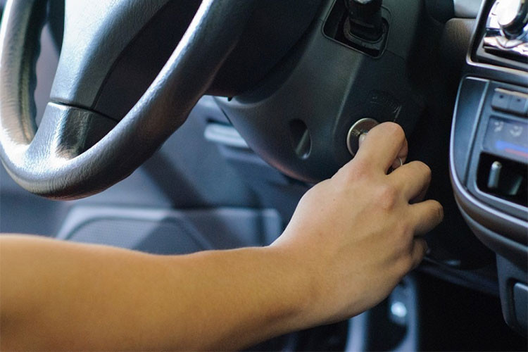 Nếu dừng xe từ 30 giây trở lên, tài xế được khuyên tắt động cơ nhằm tiết kiệm xăng ôtô nếu xe không hỗ trợ chức năng stop/start. Ngoài ra, cũng không cần khởi động xe từ trước vào buổi sáng. Motor1 cho rằng điều này không cần thiết và chỉ tốn nhiên liệu ôtô.