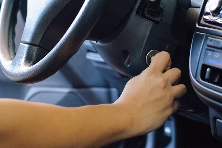 Nếu dừng xe từ 30 giây trở lên, tài xế được khuyên tắt động cơ nhằm tiết kiệm xăng ôtô nếu xe không hỗ trợ chức năng stop/start. Ngoài ra, cũng không cần khởi động xe từ trước vào buổi sáng. Motor1 cho rằng điều này không cần thiết và chỉ tốn nhiên liệu ôtô.