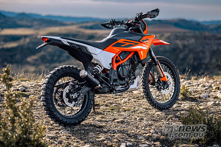 Cụ thể xe được gia tăng hành trình phuộc nhằm đem tới sự ổn định hơn cho các cú nhảy offroad, trong khi khoảng sáng gầm xe cao hơn, yên xe cao hơn và trọng lượng nhẹ hơn đáng kể thế hệ cũ.