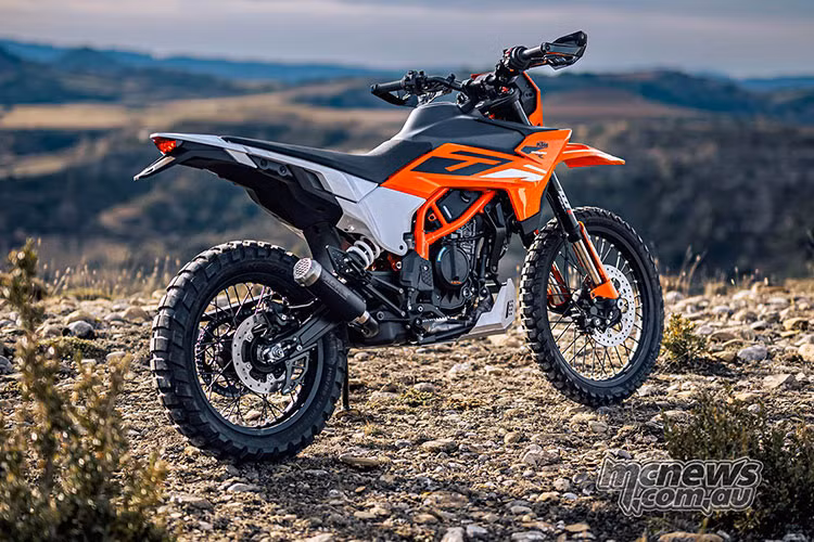 Cụ thể xe được gia tăng hành trình phuộc nhằm đem tới sự ổn định hơn cho các cú nhảy offroad, trong khi khoảng sáng gầm xe cao hơn, yên xe cao hơn và trọng lượng nhẹ hơn đáng kể thế hệ cũ.