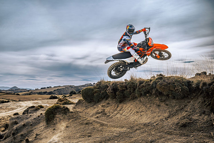 KTM Enduro R 2025 được trang bị cụm đèn pha nhỏ hơn, phẳng hơn và đồng hồ TFT hình con nhộng 4,2 inch nhỏ hơn. Các tính năng nổi bật khác bao gồm hai chế độ lái và kiểm soát lực kéo (Traction Control).