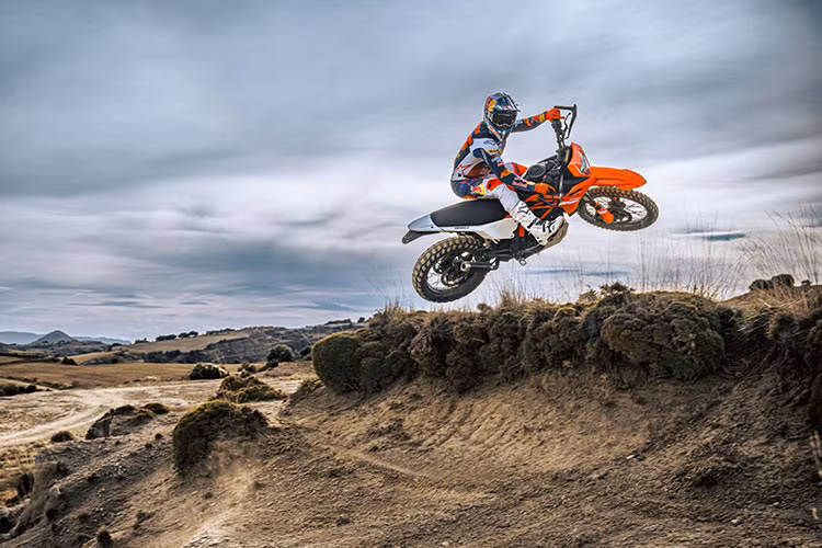 KTM Enduro R 2025 được trang bị cụm đèn pha nhỏ hơn, phẳng hơn và đồng hồ TFT hình con nhộng 4,2 inch nhỏ hơn. Các tính năng nổi bật khác bao gồm hai chế độ lái và kiểm soát lực kéo (Traction Control).