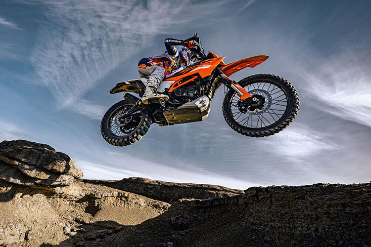 Về sức mạnh, KTM 390 Enduro R sử dụng động cơ LC4C 399cc, xy-lanh đơn, DOHC, 4 van, làm mát bằng dung dịch, sản sinh công suất tối đa 45,3 mã lực và mô-men xoắn cực đại 39 Nm. Xe đi kèm ly hợp chống trượt và hỗ trợ (slipper &amp; assist clutch), hộp số 6 cấp và quickshifter 2 chiều.