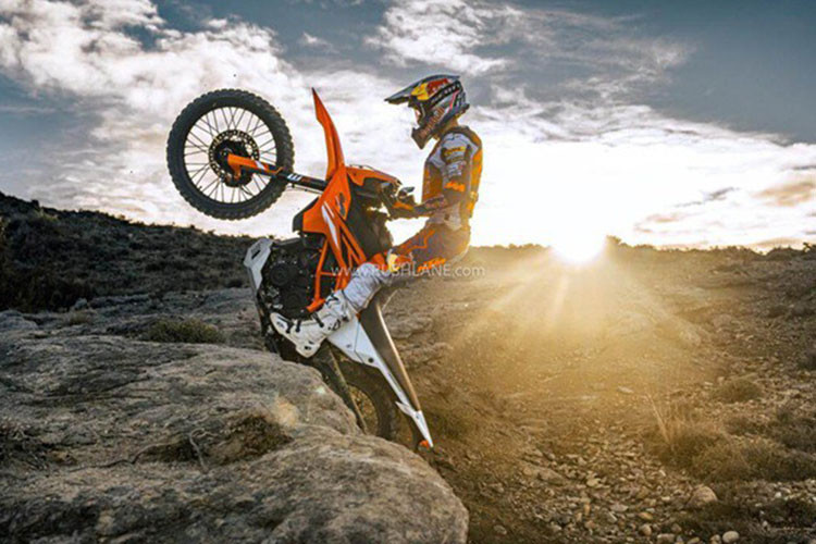 Xe có bình xăng dung tích 9L, khoảng sáng gầm xe 253 mm, chiều cao yên 860 mm và trọng lượng 177 kg. Mức giá xe KTM 390 Enduro R 2025 tại thị trường Ấn Độ là 336.000 rupee (tương đương khoảng 101,5 triệu đồng).