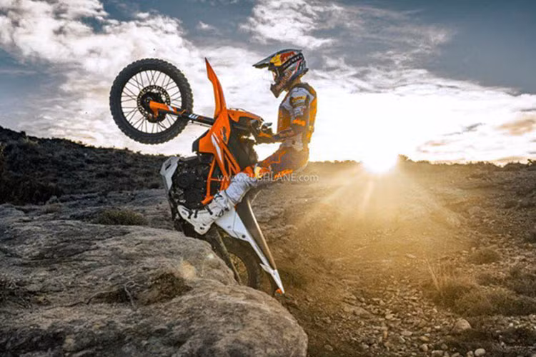 Xe có bình xăng dung tích 9L, khoảng sáng gầm xe 253 mm, chiều cao yên 860 mm và trọng lượng 177 kg. Mức giá xe KTM 390 Enduro R 2025 tại thị trường Ấn Độ là 336.000 rupee (tương đương khoảng 101,5 triệu đồng).