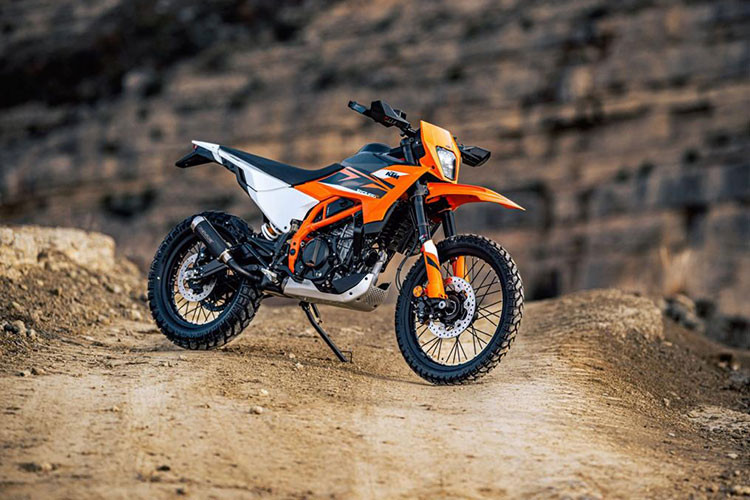  KTM 390 Enduro R 2025 mới được cập nhật màu sắc cũng như đưa tới một số cải tiến so với phiên bản trước đó, như khả năng offroad hơn so với "người anh em" 390 Adventure cũng vừa được hãng giới thiệu trước đó.