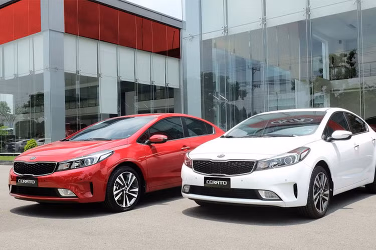 Kia Cerato trong tháng vừa qua có doanh số đạt 846 xe, tăng hơn 51% cùng kỳ năm 2017. Trong 4 tháng đầu năm 2018 doanh số Kia Cerato đạt 3.363 xe, taưng chỉ 1% so với cùng kỳ năm ngoái. Giá xe Kia Cerato dao động từ 530 tới 635 triệu đồng với 3 phiên bản tùy chọn.