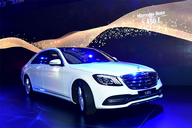 Mặc dù chỉ là bản nâng cấp nhưng những thay đổi trên S-Class 2018 vẫn rất đáng chú ý. Cụm đèn trước với công nghệ MULTIBEAM. 3 dải đèn chiếu sáng ban ngày thuôn dài và đổ dốc ra phía trước. Mỗi cụm đèn bao gồm 84 bóng đèn LED hiệu suất cao, tự động điều chỉnh thích ứng theo điều kiện giao thông và thời tiết.