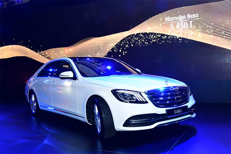 Mặc dù chỉ là bản nâng cấp nhưng những thay đổi trên S-Class 2018 vẫn rất đáng chú ý. Cụm đèn trước với công nghệ MULTIBEAM. 3 dải đèn chiếu sáng ban ngày thuôn dài và đổ dốc ra phía trước. Mỗi cụm đèn bao gồm 84 bóng đèn LED hiệu suất cao, tự động điều chỉnh thích ứng theo điều kiện giao thông và thời tiết.