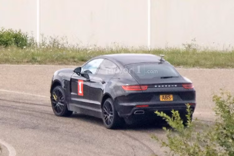 Hai người đồng hương BMW X6 và Mercedes GLE Coupe sẽ sớm có đối thủ đúng nghĩa từ Porsche, khi hãng này đang tiến hành phát triển mẫu Porsche Cayenne Coupe đa dụng. Dựa vào những hình ảnh ghi lại được có thể thấy, mẫu xe này sở hữu phần đuôi giống với 1 chiếc Panamera tuy nhiên đã được nâng cao khung gầm.