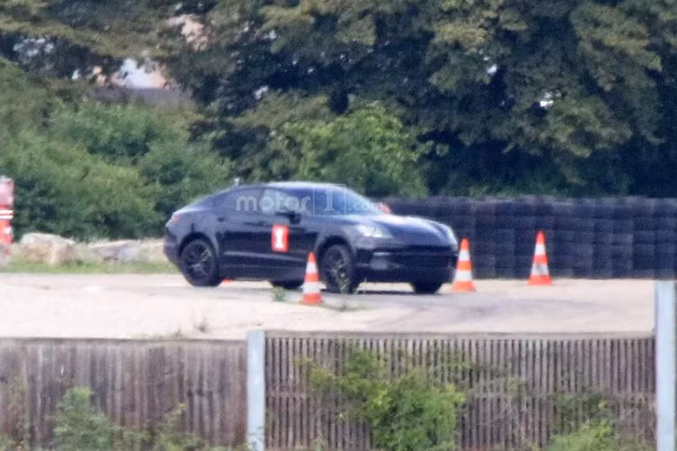 Porsche Cayenne Coupe được cho là sẽ sử dụng hệ thống truyền động tương tự như Cayenne SUV, nhưng sẽ được tinh chỉnh để mang lại cảm giác lái thể thao và chân thực hơn. Giá bán của các phiên bản SUV Coupe thường cao hơn bản tiêu chuẩn và Cayenne Coupe cũng không ngoại lệ.