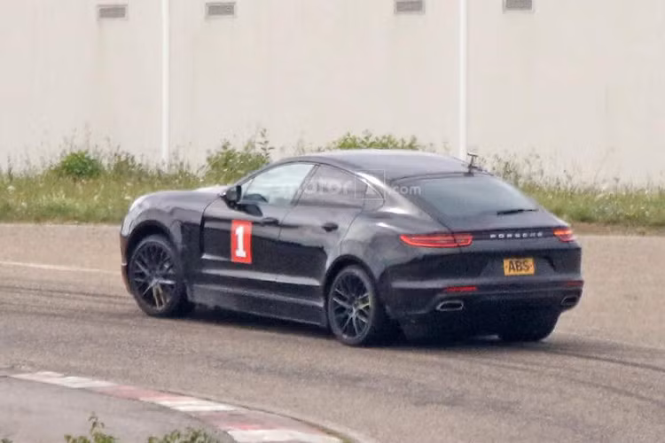 Theo một tiết lộ mới đây cũng cho hay, chiếc Cayenne Coupe có thể sẽ được phục vụ cho việc thử nghiệm để tạo ra một mẫu SUV chạy hoàn toàn mới bằng điện của Porsche - mẫu xe này sẽ cạnh tranh với Tesla Model X, Jaguar Evs trong thời gian sắp tới.