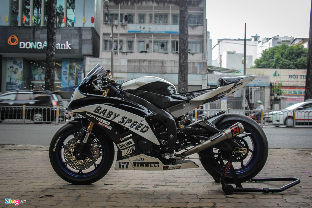 Với việc thay đổi dàn áo xe đua cùng trang bị hàng tá đồ chơi đắt tiền, chiếc Yamaha YFZ-R6 phiên bản MotoGP này ngốn của chủ nhân chi phí độ hơn 600 triệu đồng.