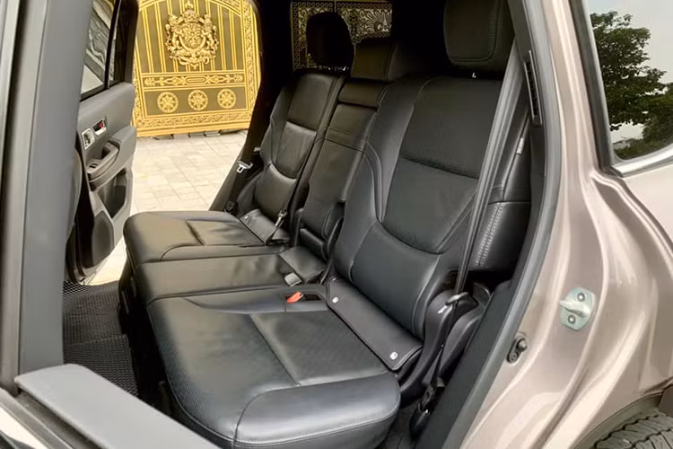 Hệ thống an toàn trên Toyota Land Cruiser LC300 thế hệ mới có camera 360, cảnh báo điểm mù, áp suất lốp, cảnh báo phương tiện cắt ngang phía sau, hệ thống phanh ABS/BA/EBD, cân bằng điện tử VSC, kiểm soát lực kéo chủ động, hỗ trợ khởi hành ngang dốc, hỗ trợ đỗ đèo, hỗ trợ vượt địa hình.