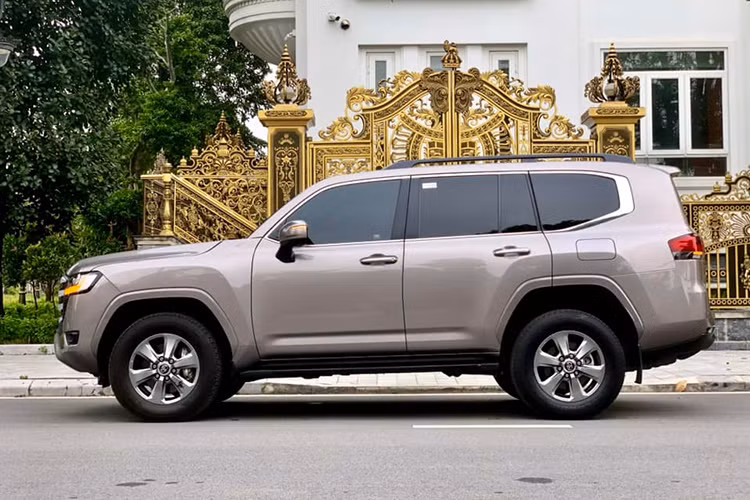 Mức giá gần 5 tỷ đồng này được cho là khá cao so với một chiếc Land Cruiser đã có tuổi đời khoảng 2 năm, đắt hơn cả phiên bản sản xuất năm 2023 "đập thùng" từ chính hãng đang niêm yết trên wénite Toyota Việt Nam là 4,286 tỷ đồng..