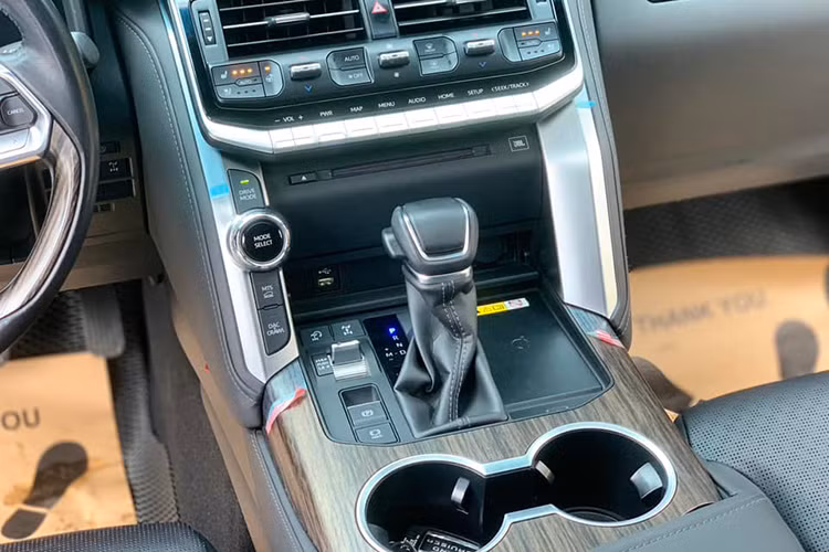 Kể từ khi thế hệ mới phân phối chính hãng tại thị trường Việt Nam, Toyota Land Cruiser thế hệ mới vẫn luôn được bán "bia kèm lạc” do tình trạng thiếu hụt linh kiện khiến lượng xe về nước quá ít, không đủ đáp ứng nhu cầu của khách mua.