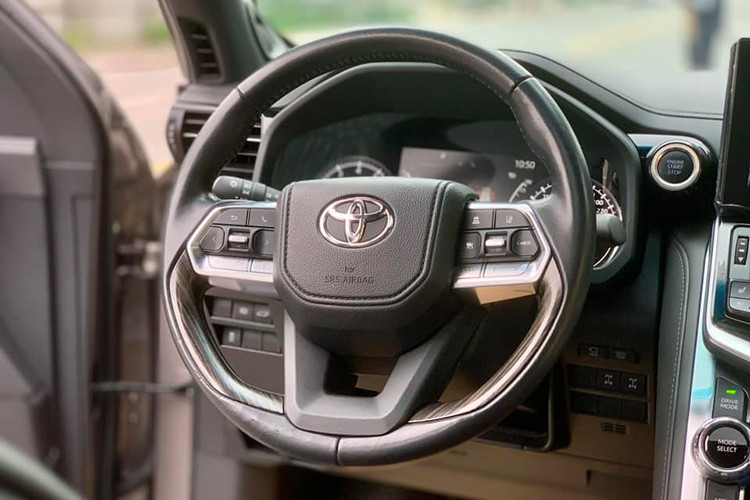 Đồng hồ xe kết hợp analog và màn hình 7 inch; hệ thống âm thanh JBL 14 loa; hệ thống chống ồn chủ động; cốp xe mở điện, hỗ trợ mở rảnh tay; phanh tay điện tử; ghế xe bọc da cao cấp, ghế trước có tính năng sưởi/làm mát, chỉnh điện đa hướng, ghế lái nhớ 3 vị trí; sạc điện thoại không dây; cửa sổ trời; nút bấm khởi động...