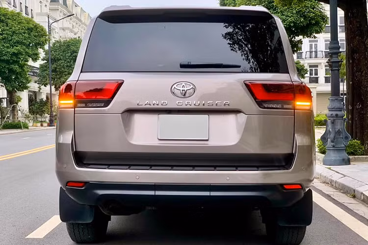 So với thế hệ cũ, mẫu xe SUV Toyota Land Cruiser 2022 thế hệ mới thu hút sự quan tâm của khách Việt nhờ thiết kế ngoại thất hầm hố bắt mắt, khung gầm mới giúp giảm trọng lượng.
