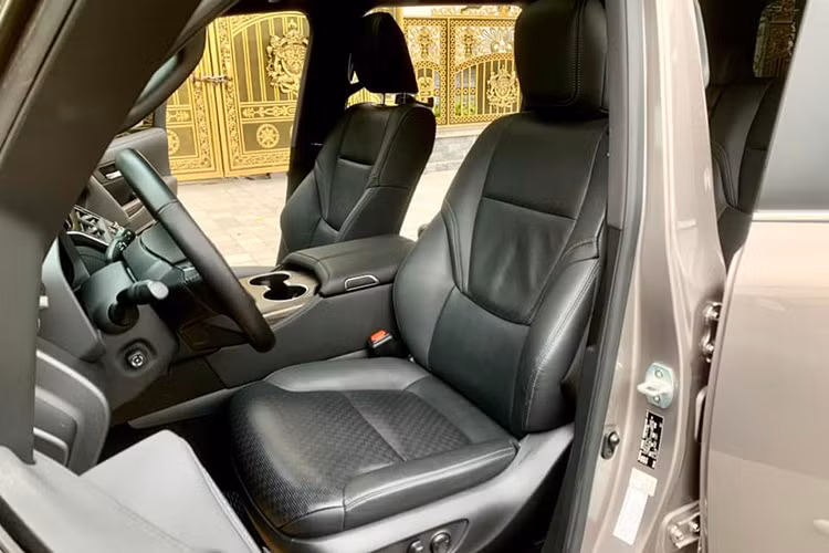 Toyota Land Cruiser 2022 đã không còn sử dụng động cơ V8 huyền thoại, thay vào đó xe trang bị động cơ V6 (V35A-FTS) 3.5L tăng áp kép sản sinh công suất 409 mã lực tại 5.200 vòng/phút và mô-men xoắn 650 Nm tại 2.000 - 3.600 vòng/phút. Sức mạnh được truyền xuống hệ dẫn động 4 bánh toàn thời gian 4WD thông qua hộp số tự động 10 cấp.