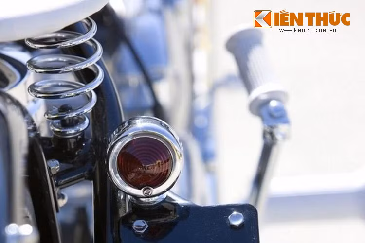 Xe không sở hữu đèn xi nhan trước hay sau mà chỉ có đèn pha và đèn hậu. Đèn hậu của xe được thiết kế kiểu "quả nhót" được đặt bên phải xe.