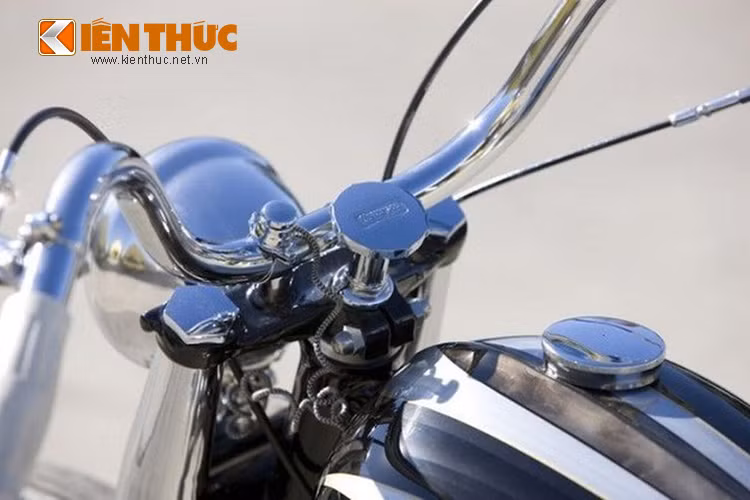 Phần đầu xe được tái thiết kế sao cho phù hợp và bình dầu nằm thẳng đứng và được loại bỏ hết phần đồng hồ. Ở trên là tay lái có thiết kế như mẫu Monkey với đường kính 25,4 mm.