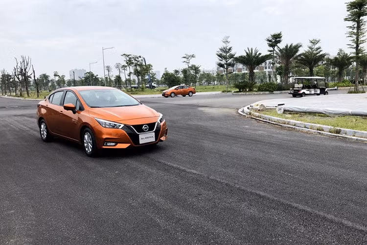 Mặc dù Nissan Việt Nam chưa có thông tin chính thức gì về Almera 2021 mới, nhưng nhiều người tiêu dùng Việt mong chờ vì xe đã có nhiều nâng cấp ấn tượng từ ngoại thất cho đến trang bị cùng truyền thống giá "mềm". Về diện mạo, đầu xe nổi bật với lưới tản nhiệt V-Motion đặc trưng, cùng nhiều đường nét khỏe khoắn, trẻ trung, đèn pha mỏng dẹt có công nghệ LED và dải đèn ngày LED hiện đại.