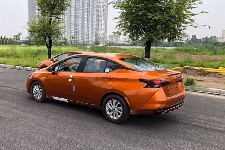 Cải tiến đáng chú ý ở bên sườn xe là gương chiếu hậu hạ thấp tạo góc chữ A thoáng đáng, bộ mâm xe mới 16 inch lớn nhất phân khúc và những đường gân nổi chạy dọc thân xe Almera. Phần đuôi, Nissan Almera 2021 đã nhấn mạnh yếu tố thể thao khi trang bị cánh gió ở phiên bản cao cấp, cản sau với những đường chia gió và phần nhựa giả carbon mới lạ.