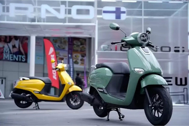 Xe sẽ chính thức được giới thiệu vào tháng 9/2024, mức giá xe Suzuki US125 khoảng 10.000 Nhân dân tệ (khoảng 32,5 triệu đồng), ngang ngửa Honda Vision tại Việt Nam. Dự kiến đối thủ của xe sẽ là các mẫu tay ga Vespa cổ điển, hoặc Honda Stylo mới ra mắt.