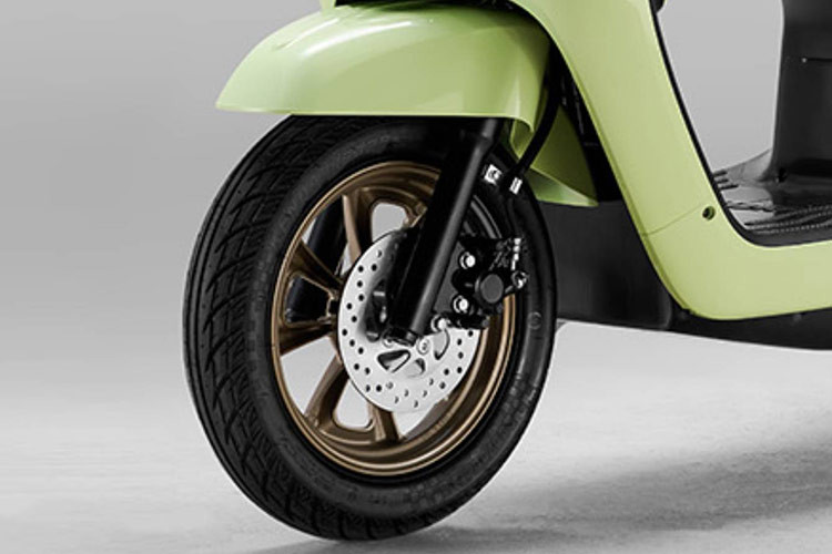 Thông số lốp trước của xe 90/90-12 và 100/90-10 với lốp sau. Ngoài ra, Suzuki US125 còn có điểm nhấn với yên xe bọc da màu nâu với vân caro sang trọng cùng thân xe màu xanh matcha nổi bật.