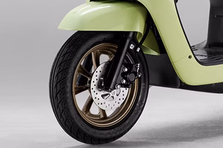 Thông số lốp trước của xe 90/90-12 và 100/90-10 với lốp sau. Ngoài ra, Suzuki US125 còn có điểm nhấn với yên xe bọc da màu nâu với vân caro sang trọng cùng thân xe màu xanh matcha nổi bật.