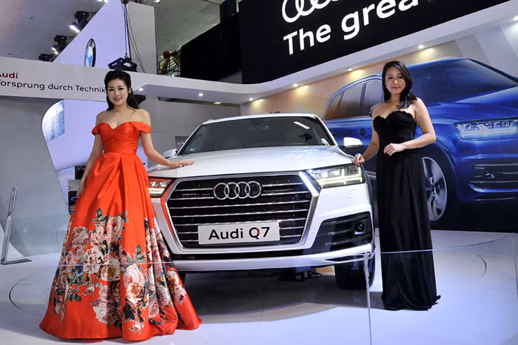Trong khi đó, Audi Việt Nam cũng thu hút sự quan tâm của giới truyền thông khi mời Á hậu Việt Nam 2012 Dương Tú Anh và Hoa hậu Thế giới người Việt 2007 Ngô Phương Lan đứng cạnh mẫu Q7 2016 hoàn toàn mới.