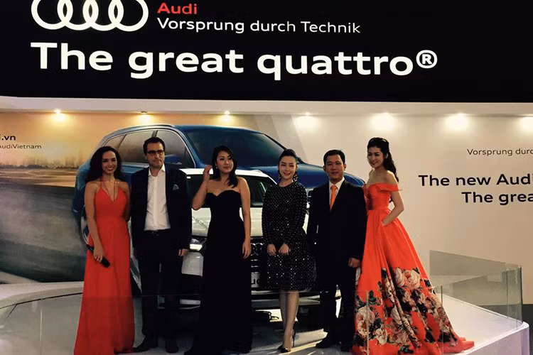 Ngoài ra, gian hàng của hãng xe sang Audi còn có sự góp mặt của diễn viên múa Linh Nga và siêu mẫu Thúy Hạnh cùng dàn mẫu đình đám khác.