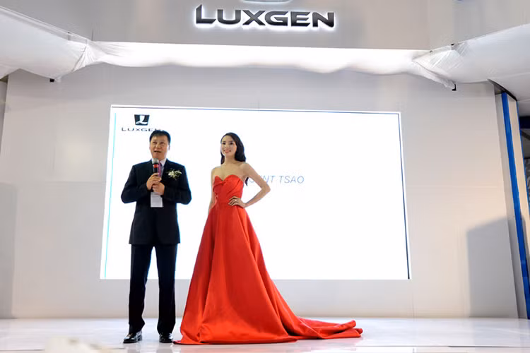 Thương hiệu xe hơi Đài Loan Luxgen cũng không kém cạnh khi mời đến gian hàng của mình Hoa hậu Việt Nam 2014 Nguyễn Cao Kỳ Duyên.