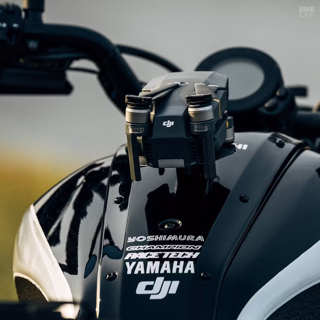 Yên xe thực hiện bởi nghệ nhân Ginger McCabe tại New Church Moto gợi nhớ lại những chiếc xe máy của Yamaha trước đây. Ông cũng cắt những kí tự Yamaha và khâu lên như nguyên bản. Chiếu sáng là vấn đề cần thận trọng khi đi trên những con đường không có đèn. Kevin đã trang bị đèn pha 8 inch của Cyclops Lighting với 2 chế độ chiếu sáng.