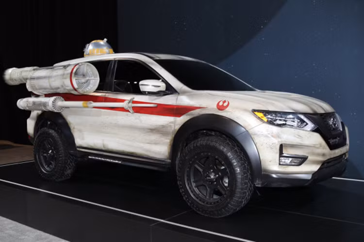 Ngoài những thay đổi về ngoại hình, nội thất của chiếc "xế chiến" Nissan Rogue One Star Wars Edition cũng được nâng cấp với các tiện ích như: hệ thống âm thanh Bose, ghế ngồi bọc da cao cấp. Trong khi đó các tính năng vận hành bao gồm hệ dẫn động cầu trước hoặc dẫn động 4 bánh AWD vẫn được giữ nguyên.